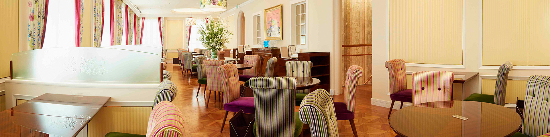 2F ロイヤルクリスタルカフェ